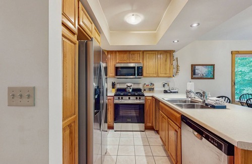North Troy Condo | Walk to lifts, Pump House waterpark, golf course & much more
