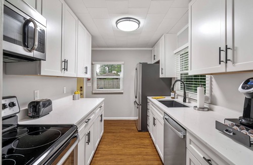 Harters Heights House | Walk to ND and Eddy Street, ProCleaned/Comfy/Updated