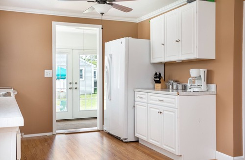 Narragansett House | Walk to Sand Hill Cove, one level living