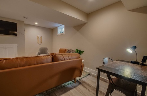 Highland House | Walkable and spacious 5BD/2BTH in Highland Park - Sleeps 12