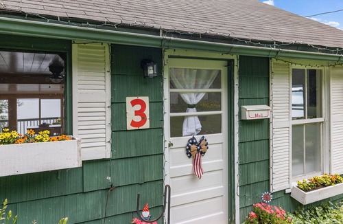 Brier Hill Cottage | Watch Ships & Sip Wine-Riverfront Deck Retreat