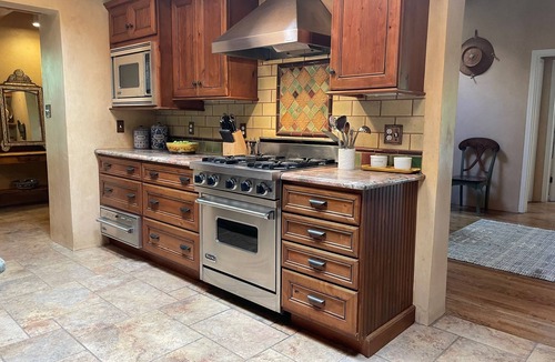 Tesuque House | Water in the Desert!/Plaza-7min/National Forest-4min/3BR/Pets/Unique & Magical!
