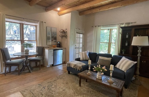 Tesuque House | Water in the Desert!/Plaza-7min/National Forest-4min/3BR/Pets/Unique & Magical!