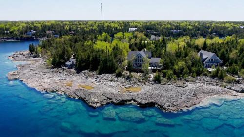 Tobermory House | Waterfront 22' Windows Starlink Kayaks