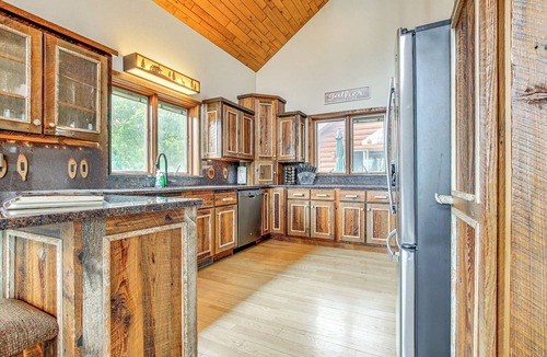 Day Cabin | Waterfront Central Wisconsin Cabin w/Indoor Pool!