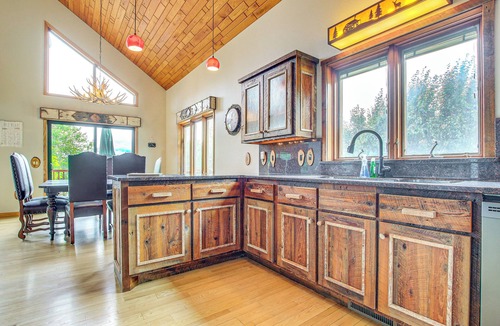 Day Cabin | Waterfront Central Wisconsin Cabin w/Indoor Pool!