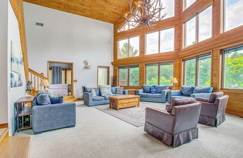 Day Cabin | Waterfront Central Wisconsin Cabin w/Indoor Pool!