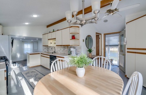 Dexter House | Waterfront Cottage w/Barrel sauna & Fishing Pier