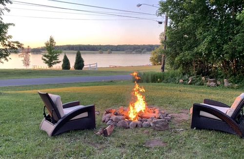 Waddington House | Waterfront location - 1 br in RV sleeps 4