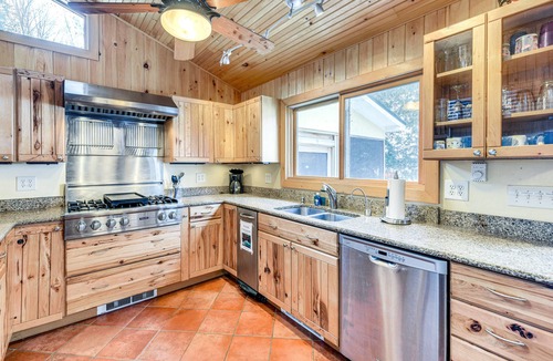 North Hero House | Waterfront North Hero Home w/Screened Porch