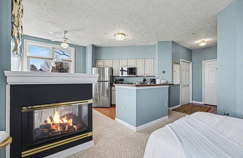 Manistee Condo | Waterview Studio at Beach, Pools
