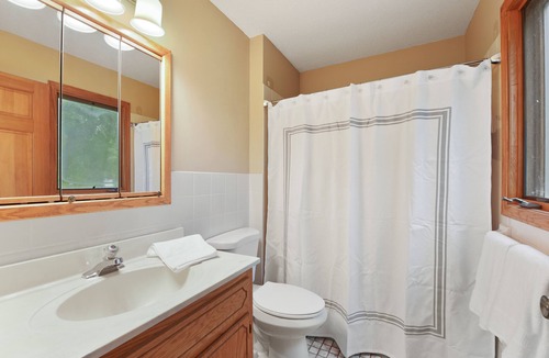 Burnsville House | Welcome to The Cottage on Crystal Lake!