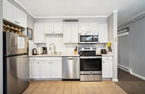 Central Vermont- Killington Condo | Whiffletree C2 has been totally renovated and is on the Shuttle Bus Route with a ski trail back to the property. Summer Outdoor pool.