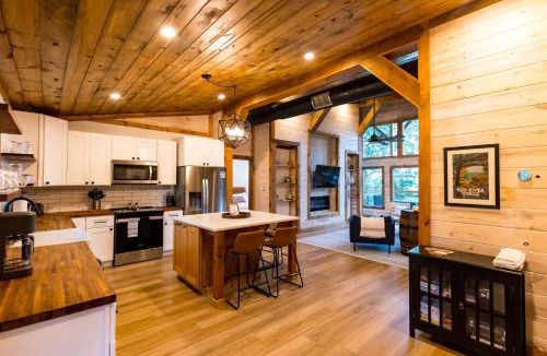 Rogers House | Wild Turkey Overlook - Two Decks Incredible Views Hot Tub
