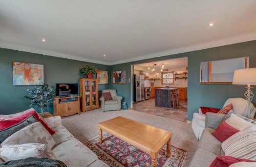 Pepin House | Wildflower Cottage - Cute Home with Yard & Bonfire