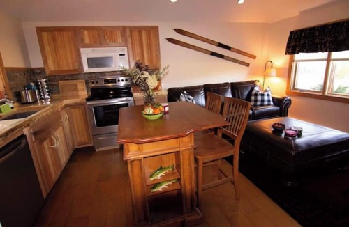 Lake Placid Cottage | Wildflower Cottage for a Special Vacation STR 200283