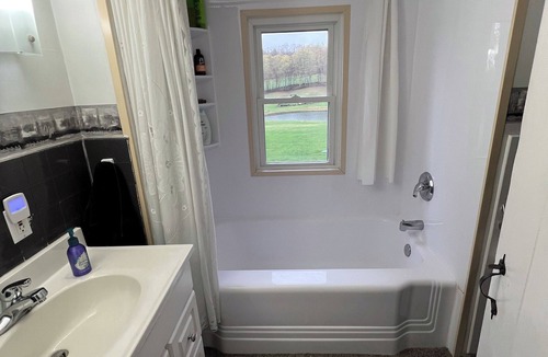Chelsea Bed & Breakfast | Windswept Acres Southeast Room - Charming Homestay in Chelsea with WiFi & ponds