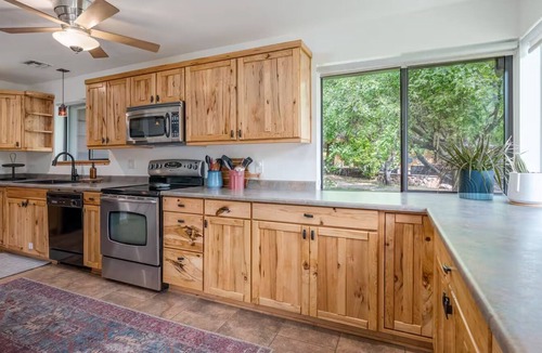 Cornville House | Wine Country Escape Hot Tub Pool & Guest Suite