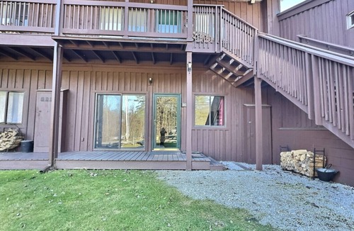 Pittsfield Apartment | Wintergreen at Killington- Wood Burning Fireplace
