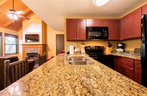 Wisconsin Dells Condo | Wisconsin Dells | Pool & Waterpark Access | Timber/Townhome Stay