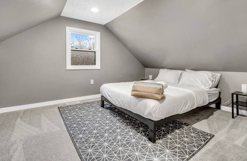 St. Louis Park House | Wonderful 3 Level Cozy Home l Telsa Super Charger