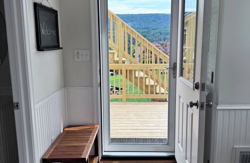 Bolivar House | Wonderful Mountain Views. Walk to Rivers, Parks, Restaurants and Shops.