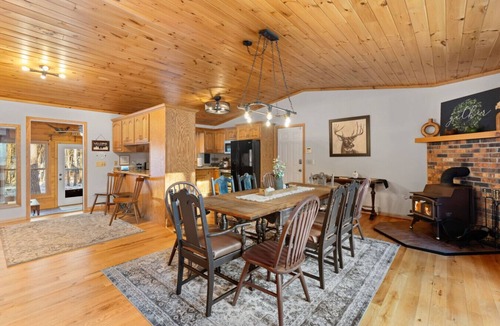 Danbury House | Wooded lot Private Cabin with 5br and 5 King Beds on the trails!