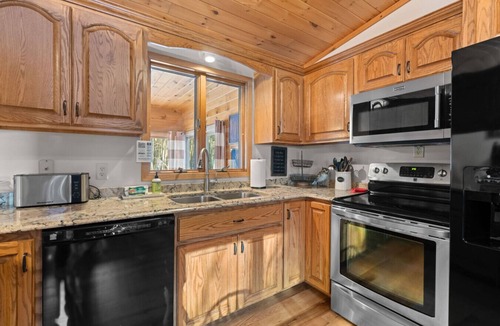 Danbury House | Wooded lot Private Cabin with 5br and 5 King Beds on the trails!