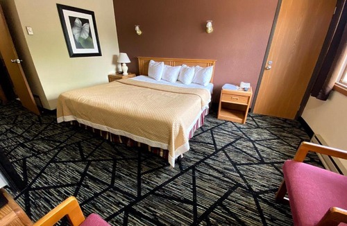 Medford Hotel | Woodland Inn & Suites