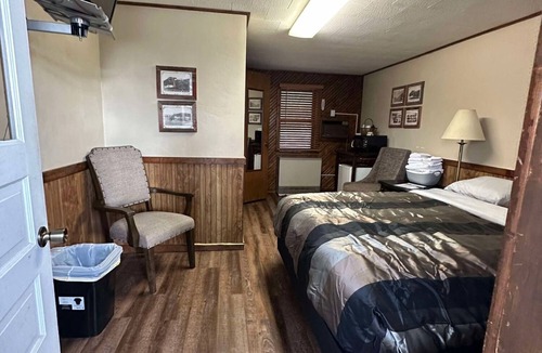 Alma Hotel | Woodlands Motel Retreat next to the Mississippi River