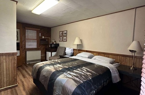 Alma Hotel | Woodlands Motel Retreat next to the Mississippi River