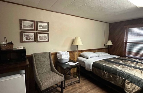 Alma Hotel | Woodlands Motel Retreat next to the Mississippi River