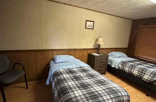 Alma Hotel | Woodlands Motel Retreat next to the Mississippi River