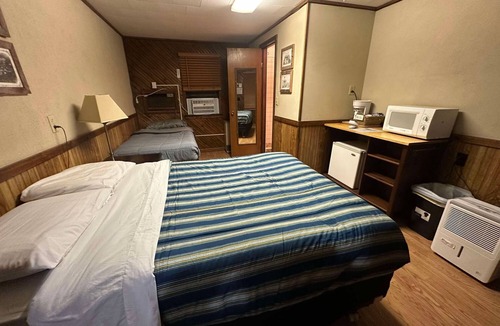 Alma Hotel | Woodlands Motel Retreat next to the Mississippi River