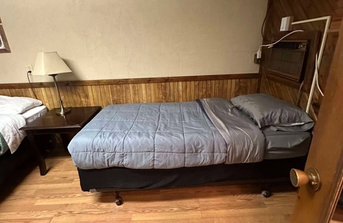 Alma Hotel | Woodlands Motel Retreat next to the Mississippi River