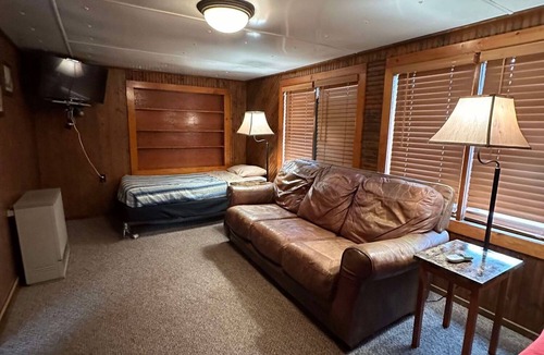 Alma Cabin | Woodlands Retreat next to the Mississippi River