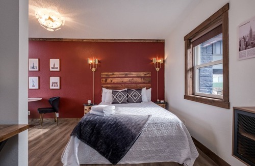 Prescott Hotel | Work & Stay | Free Parking | Simple Comfort