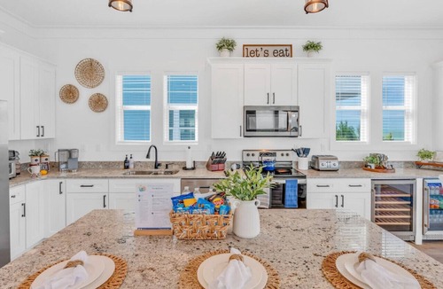 Marathon House | World-Class Oceanfront Pool/Hot tub Sunset Escape `The Lighthouse`