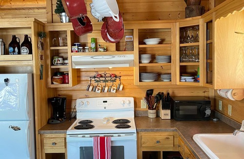 Ironton Cabin | YEAR-ROUND Private, Cozy Lakeside Cabin. Beautiful Views, 2 Boats, Kayak & Canoe
