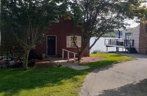 Voluntown House | Year Round Waterfront Lake Cottage