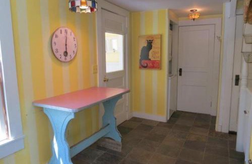Rawsonville House | Yellow Sweetie at the Base of Stratton
