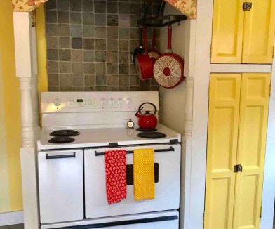 Rawsonville House | Yellow Sweetie at the Base of Stratton
