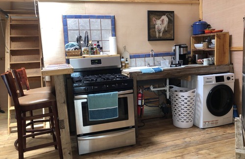 El Prado House | Yurt in Earth-Ship community! Solar Air-conditioning/Heating! Full Kitchen/Bath!
