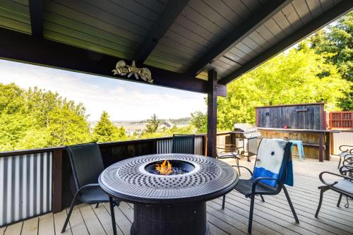 < 1 Mi to Port of Alsea: Inviting Gem w/Hot Tub