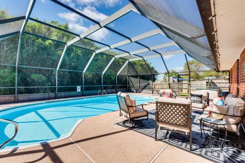 1 Mi to Zoo: 'Rustic Bungalow' in Gulf Breeze!