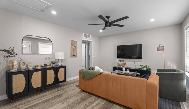 10% OFF Weekly - Modern Chic Retreat