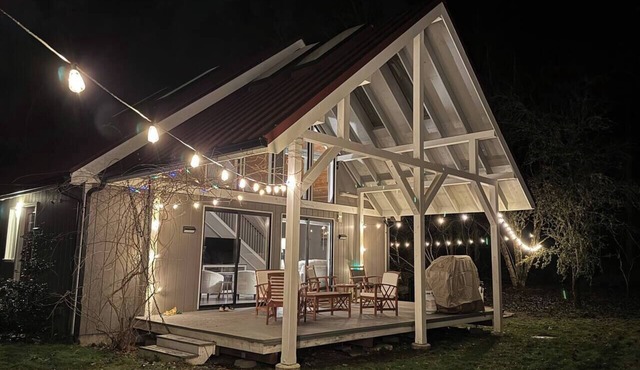2.5 Whidbey Island Acres: Hot Tub, Trails, Game & Cinema Studio, Chef’s Kitchen
