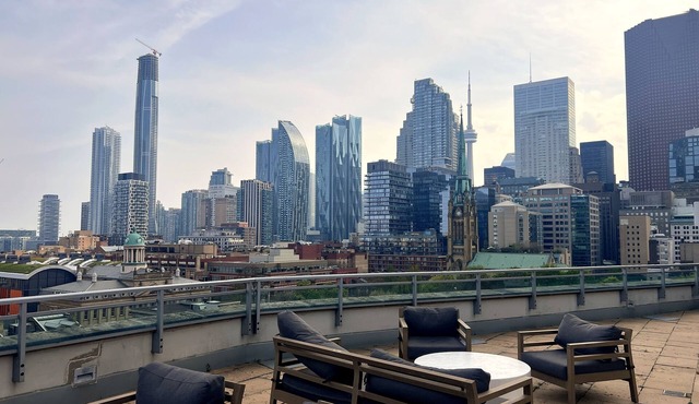 2-bed, 2-bath spacious condo one block from St Lawrence market