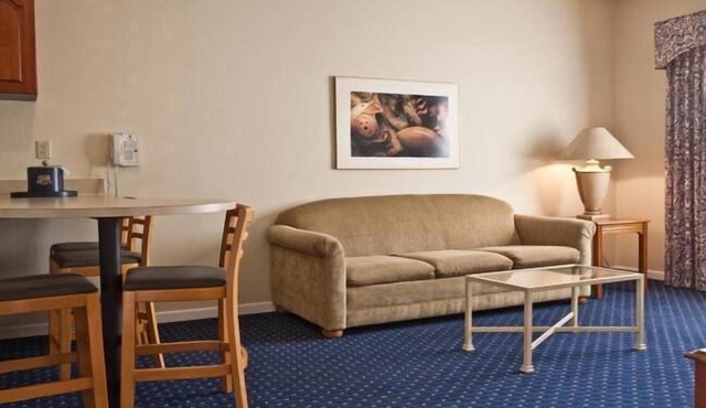 2 Homely Studios with Kitchenettes! Pool, Parking!