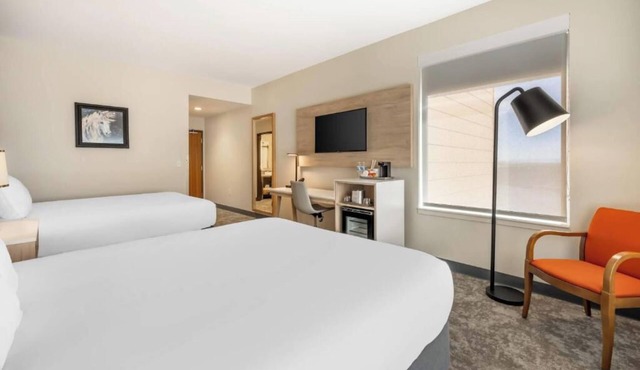 2 Inviting Rooms Close to Airport – Escape to a Quiet Peaceful Stay